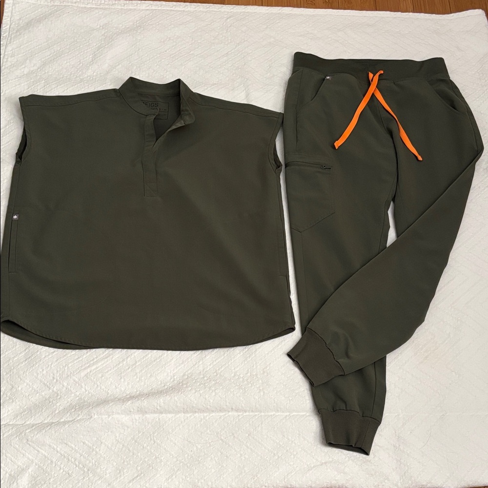 Figs scrub set
Olive green